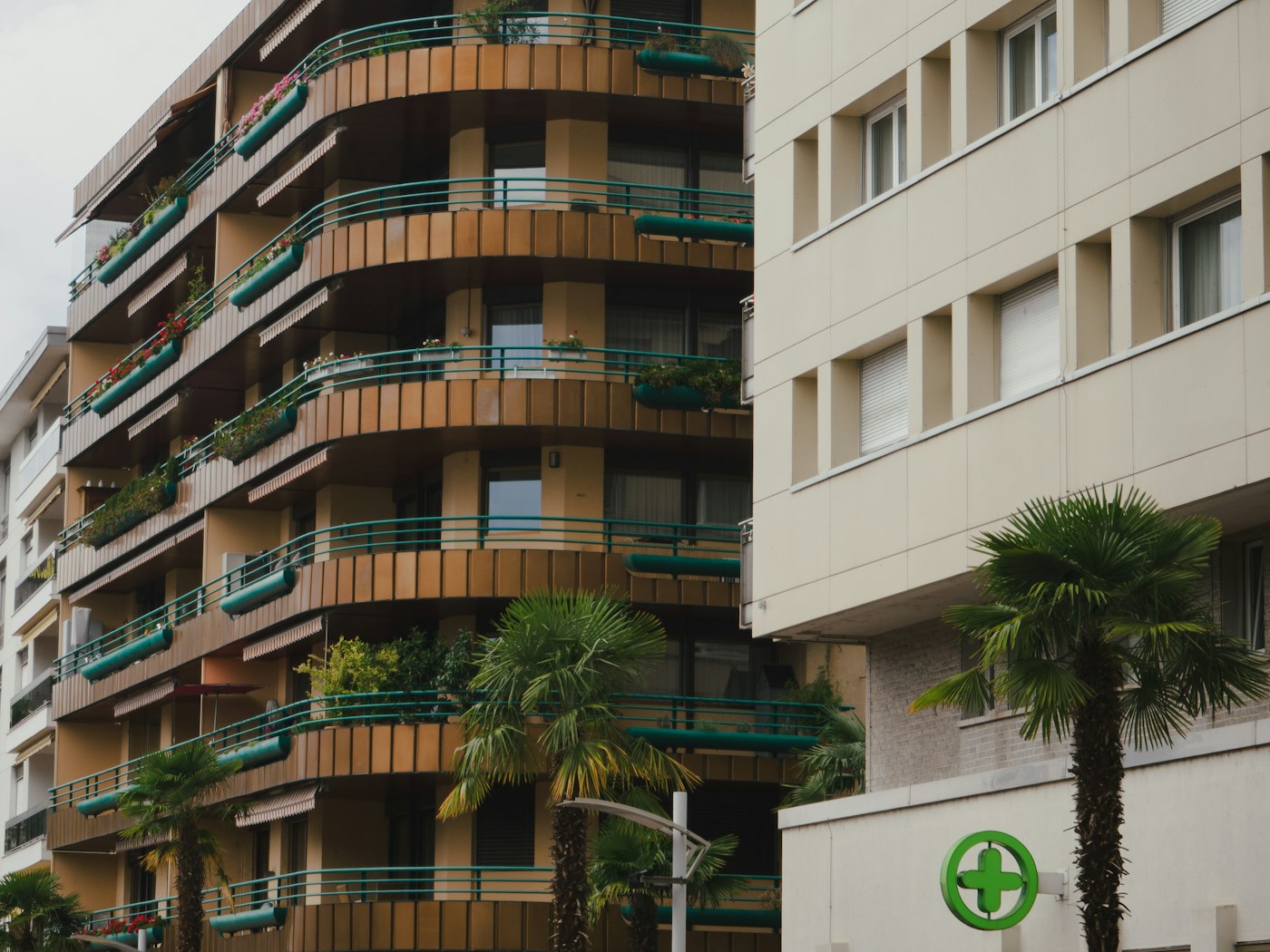 Conjunto de apartamentos con balcones y palmeras gestionado por una administradora de condominios